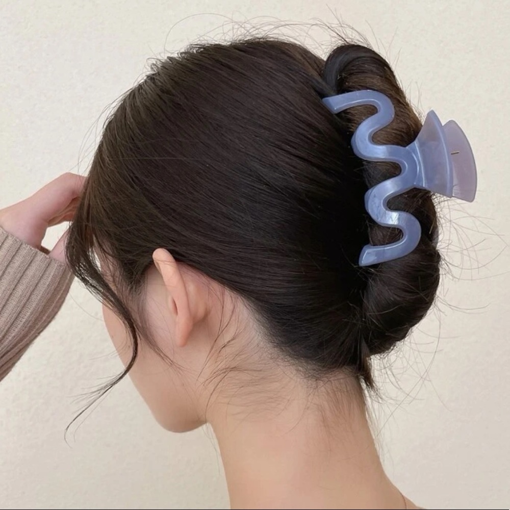 Wavy Hair Claw